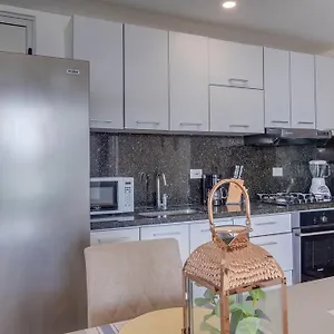Moderno En Frente De La Playa. Apartamento